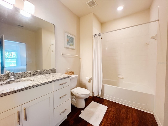5356 Diplomat Ct Unit 108, Kissimmee, FL 34746 - full bathroom featuring toilet, wood finished floors, vanity, shower / bath combo with shower curtain, and baseboards