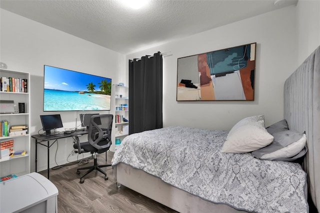 685 Overpool Ave, Davenport, FL 33896 - bedroom featuring wood finished floors, an office area, and a textured ceiling