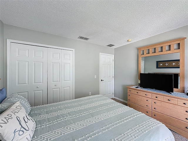 1426 Park Park, Haines City, FL 33844 - bedroom featuring a closet and a textured ceiling