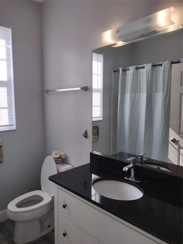 8101 Coconut Palm Way Unit 303, Kissimmee, FL 34747 - bathroom with toilet, vanity, and a shower with shower curtain