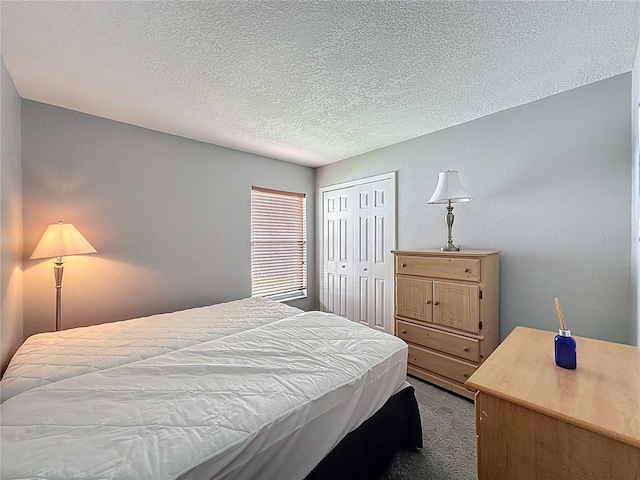 1428 Park Pl, Haines City, FL 33844 - bedroom featuring carpet floors, a closet, and a textured ceiling