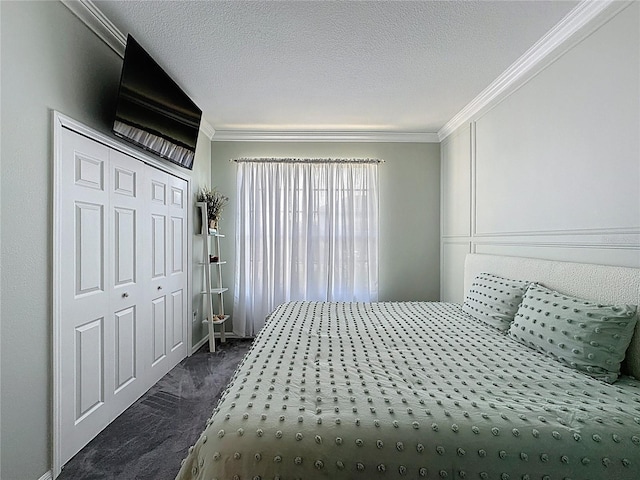 1428 Park Pl, Haines City, FL 33844 - bedroom with crown molding, dark carpet, a closet, and a textured ceiling