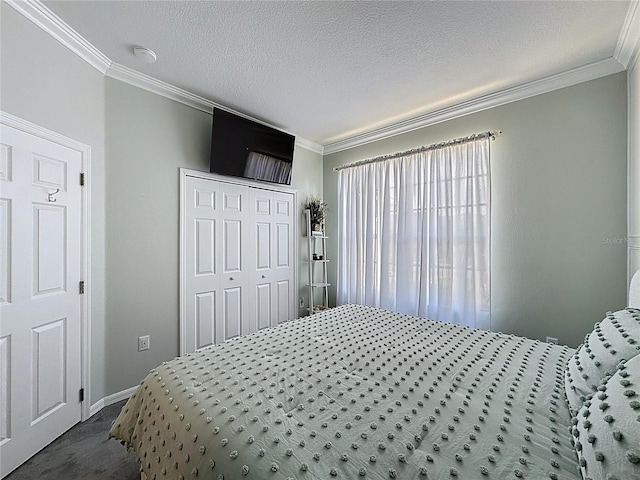 1428 Park Pl, Haines City, FL 33844 - bedroom with crown molding and a closet