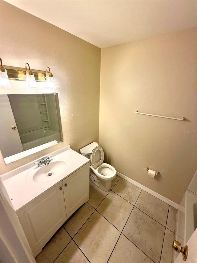1001 Plantation Dr Unit E1, Kissimmee, FL 34741 - bathroom featuring toilet, vanity, and a tub
