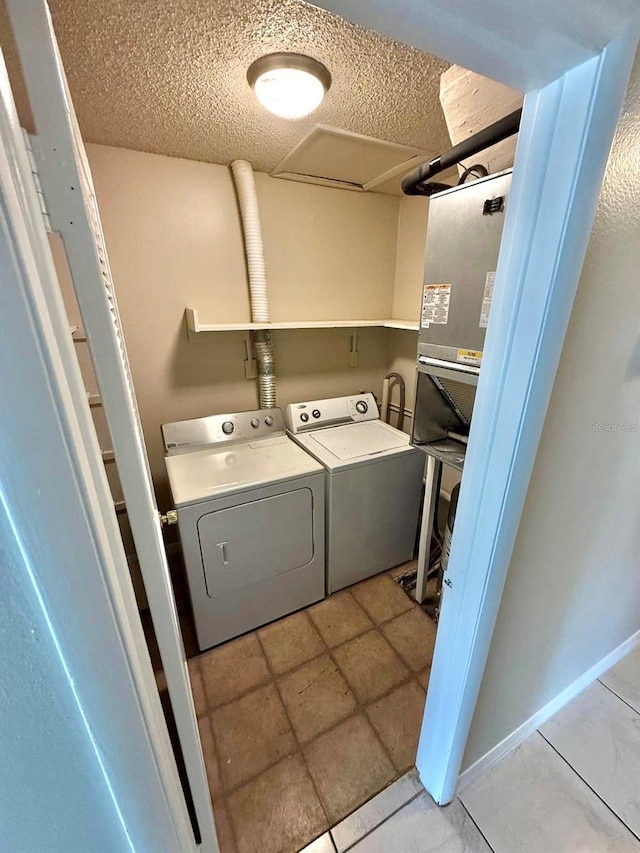 1001 Plantation Dr Unit E1, Kissimmee, FL 34741 - laundry room featuring washer and clothes dryer and a textured ceiling