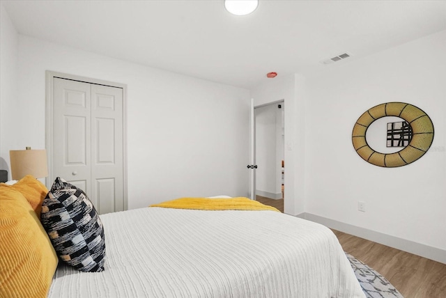 304 W 24th St, Sanford, FL 32771 - bedroom featuring light wood-type flooring, baseboards, and a closet