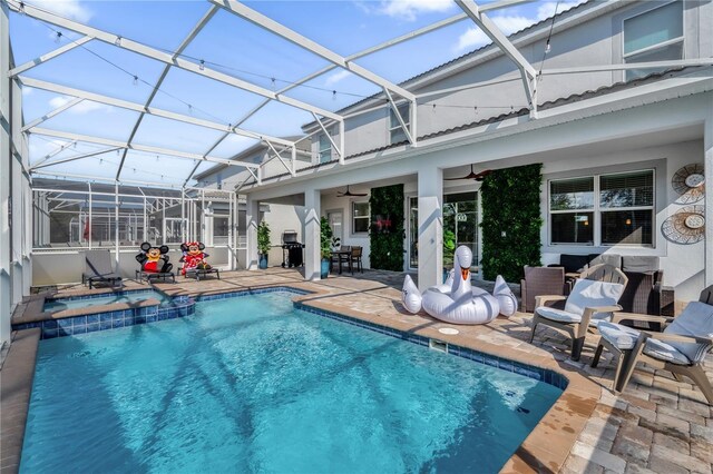1560 Maidstone Ct, Davenport, FL 33896 - view of swimming pool with a ceiling fan, a patio area, a pool with connected hot tub, and a lanai
