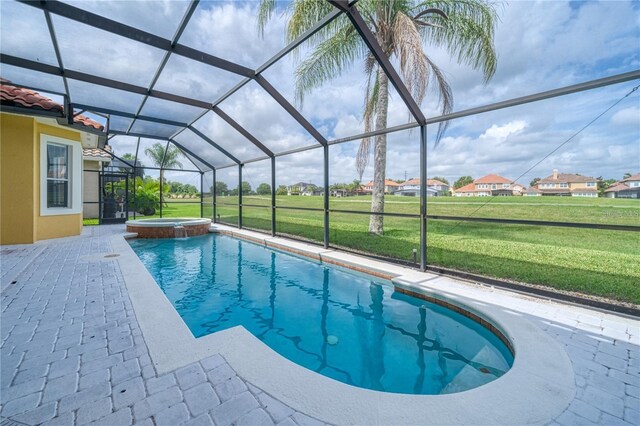 2333 Pinehurst Ct, Davenport, FL 33837 - view of pool with a yard, a patio area, a pool with connected hot tub, and glass enclosure