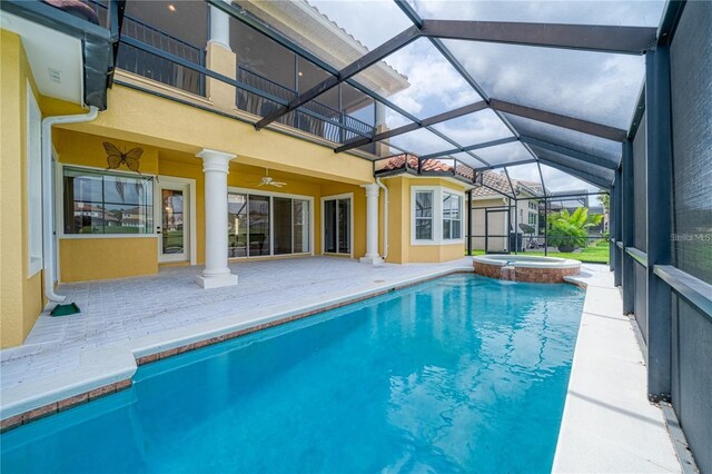 2333 Pinehurst Ct, Davenport, FL 33837 - view of swimming pool featuring a patio, a pool with connected hot tub, a ceiling fan, and glass enclosure