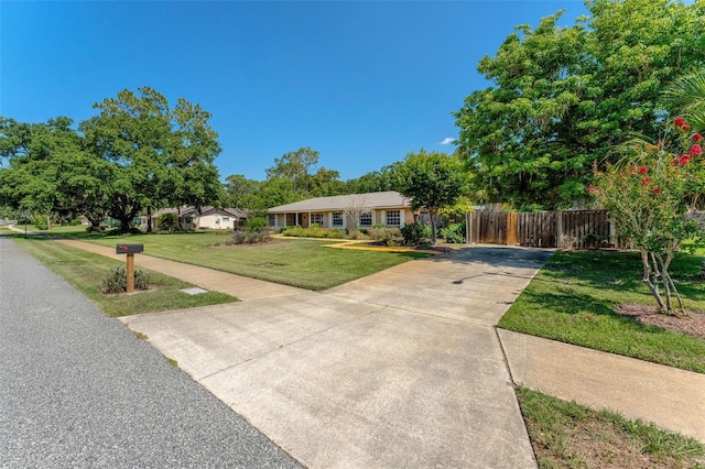 1096 Dyson Dr, Winter Springs, FL 32708 - ranch-style house with driveway