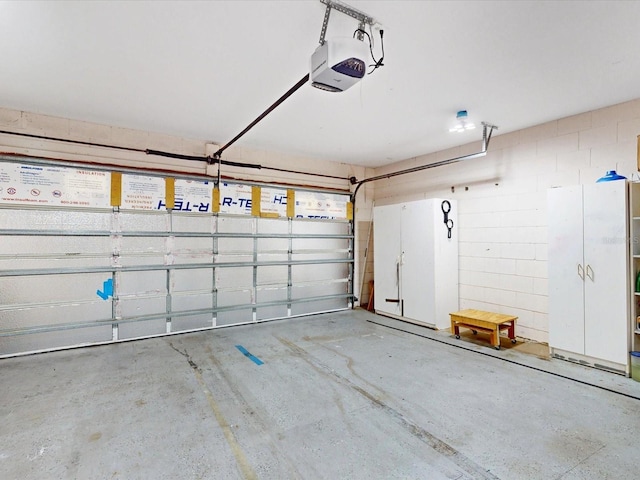 3811 Gator Bay Ln, Saint Cloud, FL 34772 - garage featuring a garage door opener