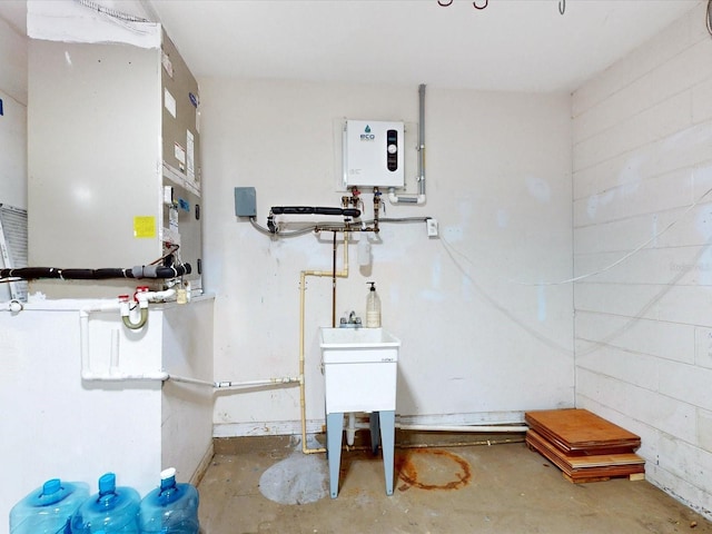3811 Gator Bay Ln, Saint Cloud, FL 34772 - utility room featuring water heater