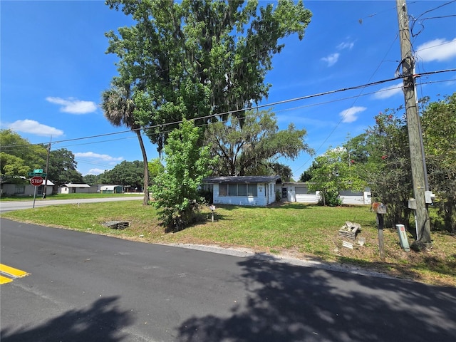 2704 Sample St, Kissimmee, FL 34744 - view of front facade featuring a front lawn