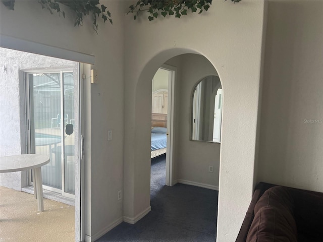 123 S Roma Way, Kissimmee, FL 34746 - corridor featuring carpet, arched walkways, and baseboards