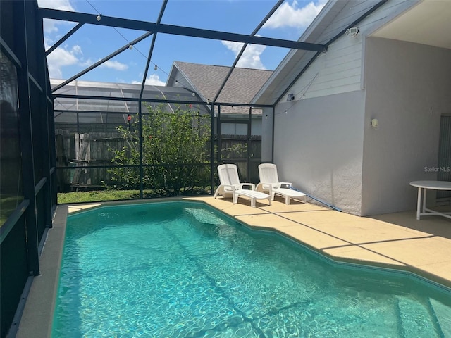 123 S Roma Way, Kissimmee, FL 34746 - outdoor pool with a patio and glass enclosure