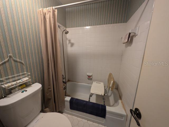 4345 Old Colony Rd, Mulberry, FL 33860 - bathroom featuring toilet and shower / bath combo