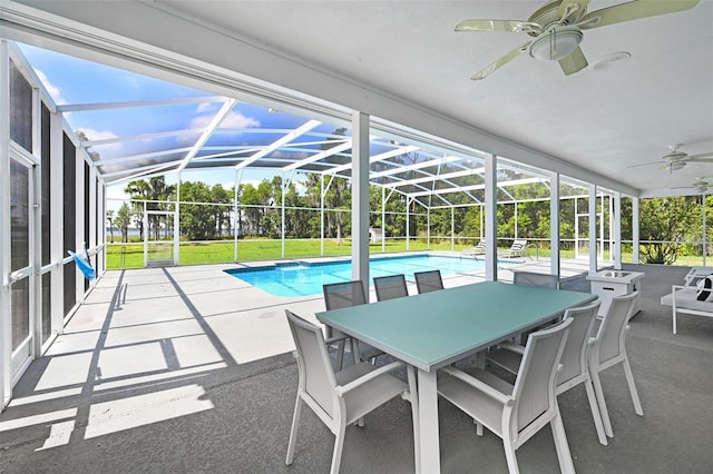 5150 Gentry Oaks Pl, Saint Cloud, FL 34772 - sunroom with ceiling fan, a swimming pool, and outdoor dining area