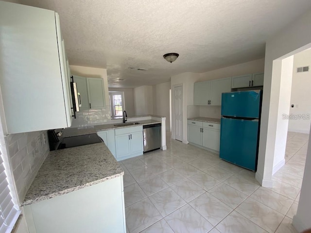 198 N Lake Ct, Kissimmee, FL 34743 - kitchen featuring stainless steel appliances, a sink, tasteful backsplash, a peninsula, and light stone counters