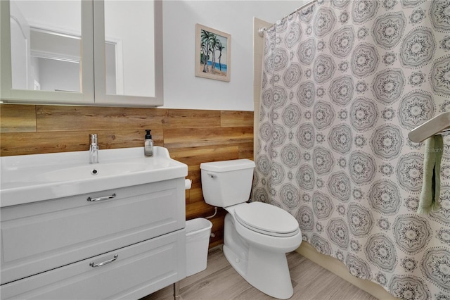 501 Dunoon St, Ocoee, FL 34761 - bathroom with vanity, toilet, and a shower with curtain
