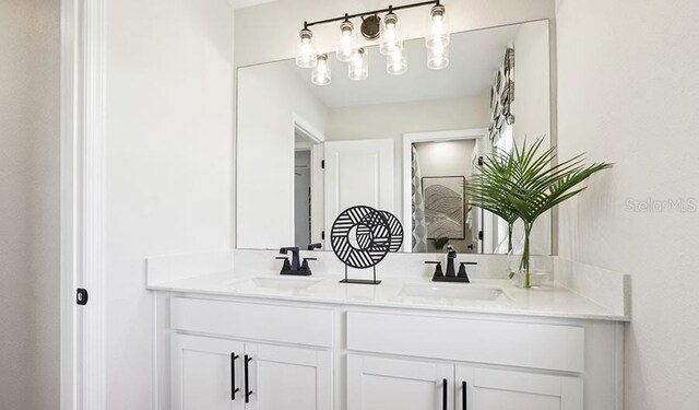 762 Lake Dell Ave, Dundee, FL 33838 - full bath featuring double vanity