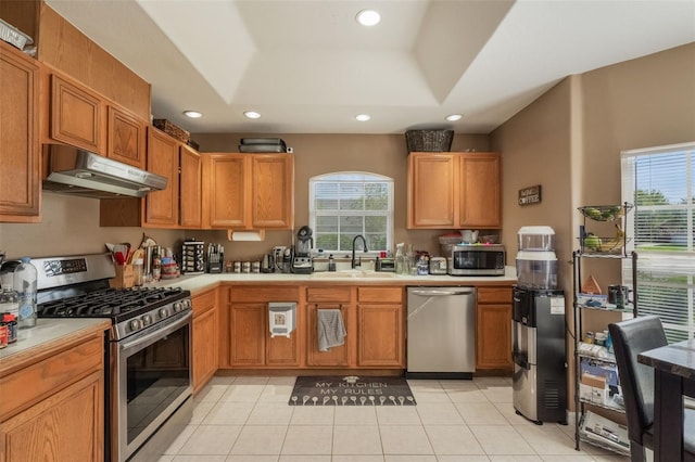 2912 Lazlo Ln, Orlando, FL 32837 - kitchen with stainless steel appliances, a sink, under cabinet range hood, light countertops, and recessed lighting