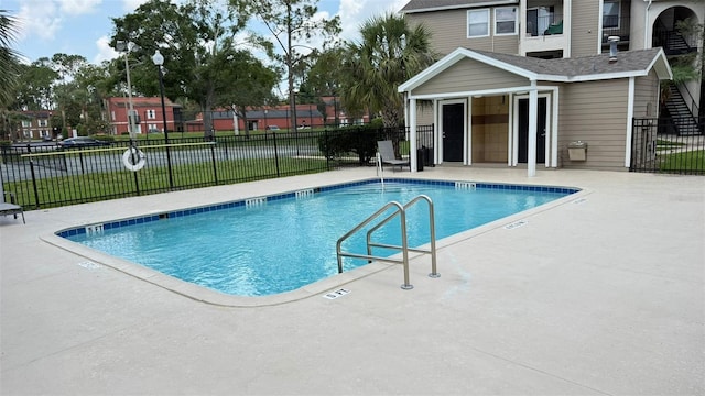4728 Walden Cir Unit 32, Orlando, FL 32811 - community pool with a patio area