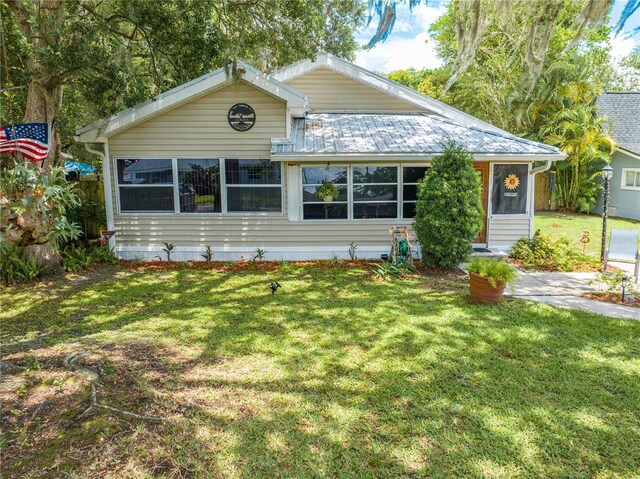517 Carolina Ave, Saint Cloud, FL 34769 - view of front facade with a front yard