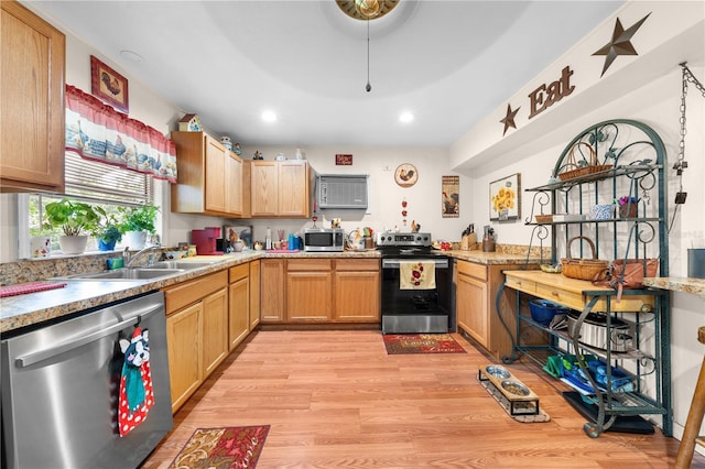 517 Carolina Ave, Saint Cloud, FL 34769 - kitchen featuring appliances with stainless steel finishes, light wood-style flooring, a sink, recessed lighting, and light countertops