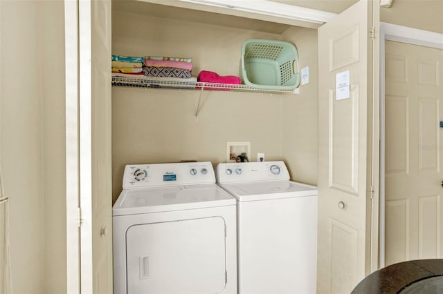 737 Oxford Dr, Davenport, FL 33897 - laundry room featuring independent washer and dryer
