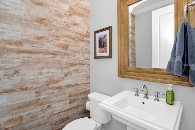 10836 Royal Cypress Way, Orlando, FL 32836 - half bathroom featuring toilet, a sink, and ornamental molding