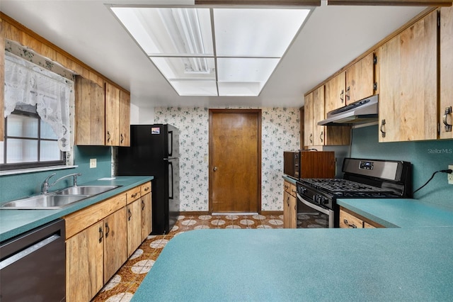 4307 Oak Ct, Saint Cloud, FL 34769 - kitchen featuring black appliances, under cabinet range hood, a sink, wallpapered walls, and baseboards
