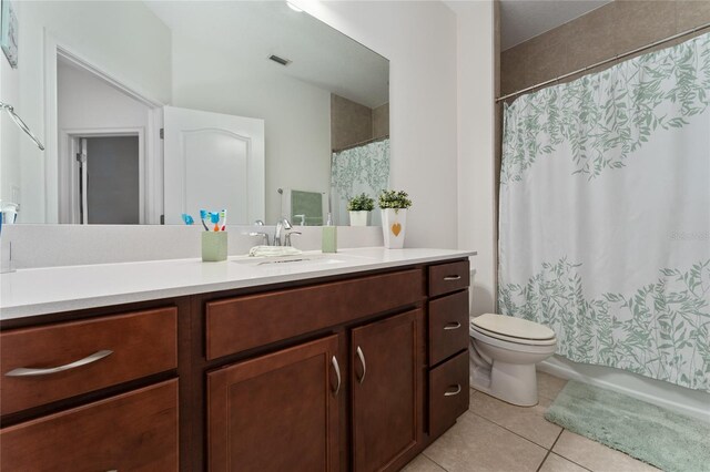6651 Syreeta Ln, Harmony, FL 34773 - full bath with tile patterned floors, vanity, toilet, and shower / tub combo with curtain