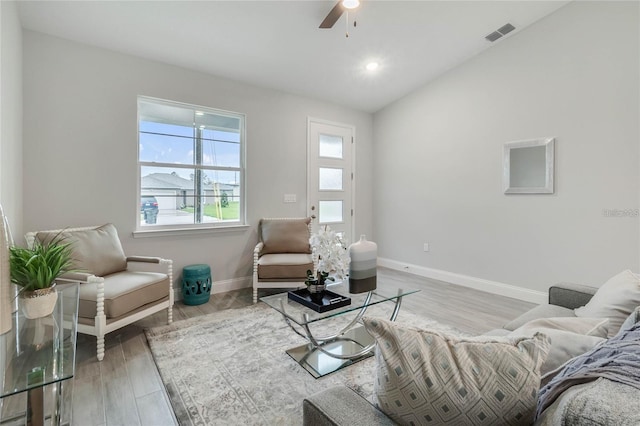 515 Everest Way, Kissimmee, FL 34758 - living area featuring a ceiling fan, light wood finished floors, baseboards, lofted ceiling, and recessed lighting