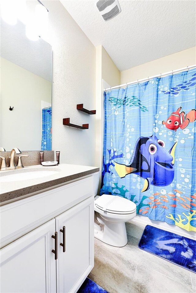 8974 Cabot Cliffs Dr, Davenport, FL 33896 - bathroom featuring vanity, a textured ceiling, toilet, and a shower with curtain