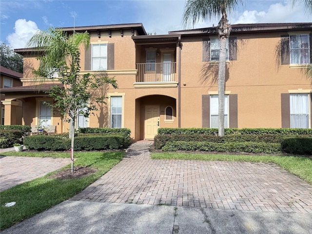 324 Palermo St, Davenport, FL 33897 - view of front of house with stucco siding and a balcony