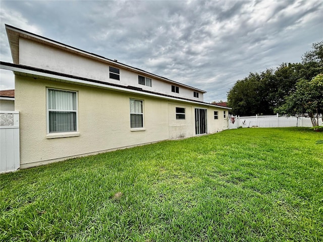 4368 Fox Glen Loop, Kissimmee, FL 34746 - back of property with stucco siding