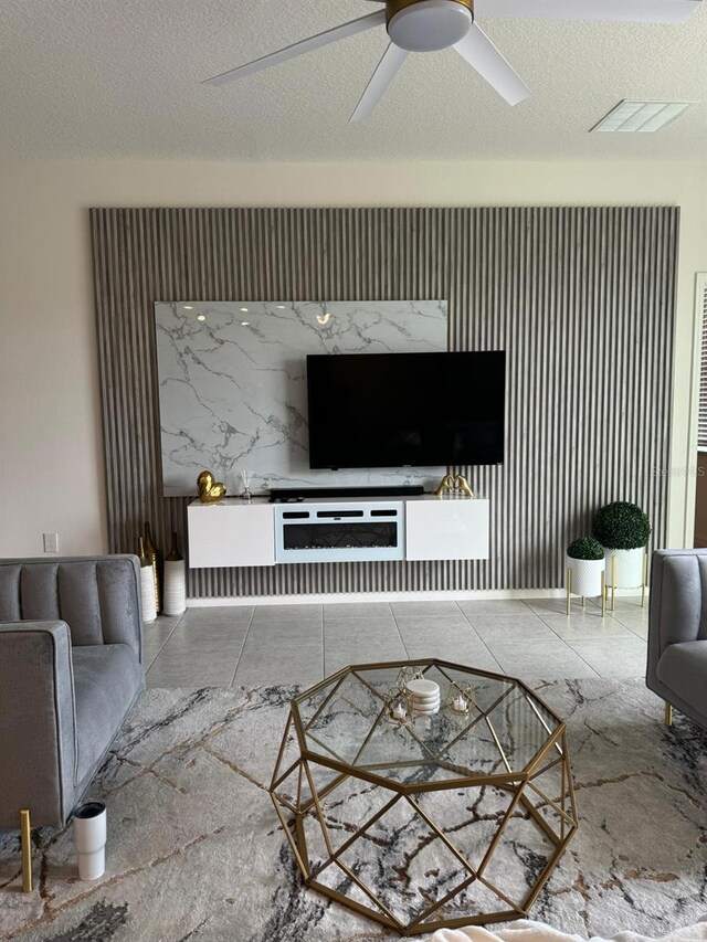 522 Feltrim Manor Rd, Haines City, FL 33844 - living area featuring ceiling fan and a textured ceiling