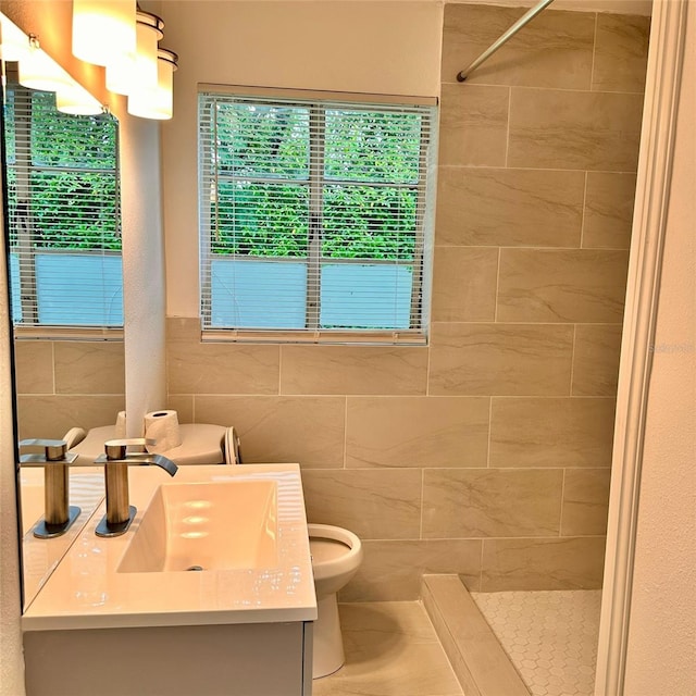 1615 NE 9th St, Ocala, FL 34470 - full bath featuring toilet, vanity, tiled shower, and tile walls