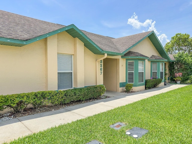 3267 Villa Way Cir, Saint Cloud, FL 34769 - view of front facade featuring stucco siding, a shingled roof, and a front lawn