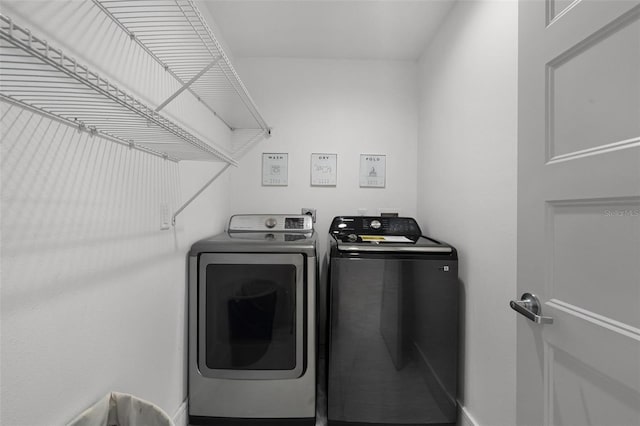 2561 Montego Bay Blvd, Kissimmee, FL 34746 - laundry room featuring washing machine and dryer