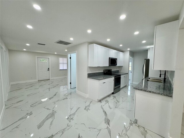 390 Hazel Cir, Punta Gorda, FL 33982 - kitchen featuring appliances with stainless steel finishes, recessed lighting, a sink, baseboards, and white cabinets