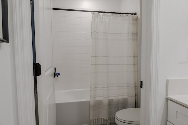 466 Cool Summer Ln, Davenport, FL 33837 - bathroom featuring toilet, vanity, and shower / tub combo