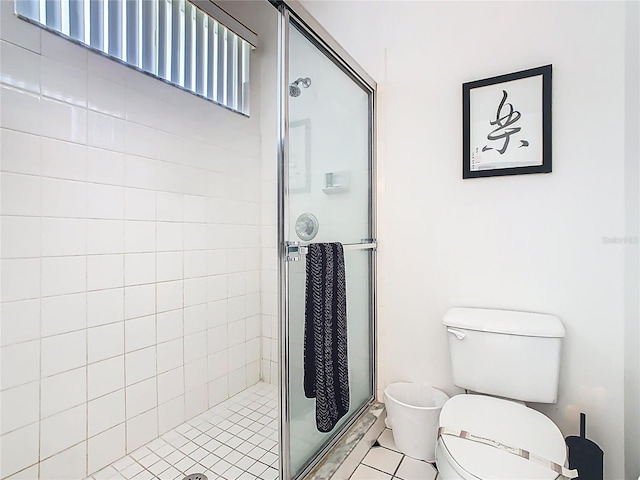 116 Westport Ln, Davenport, FL 33896 - bathroom featuring a shower stall, toilet, and tile patterned floors