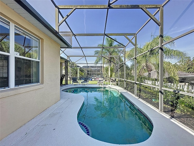 107 Amaca Ln, Davenport, FL 33897 - swimming pool with glass enclosure and a patio area