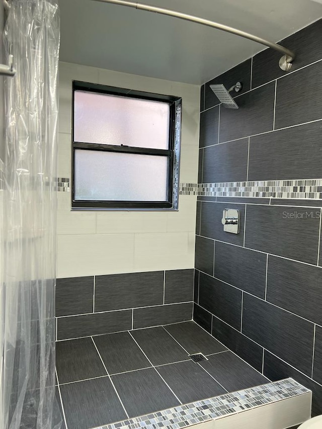 2900 S Semoran Blvd Unit 1, Orlando, FL 32822 - full bathroom featuring a tile shower