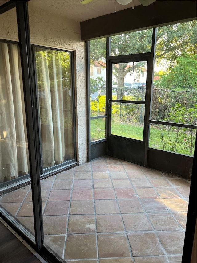 2900 S Semoran Blvd Unit 1, Orlando, FL 32822 - unfurnished sunroom with a ceiling fan