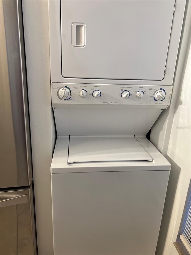 2900 S Semoran Blvd Unit 1, Orlando, FL 32822 - laundry area featuring estacked washer and dryer