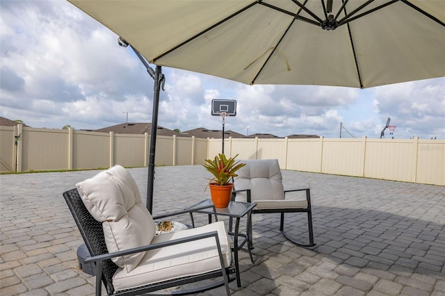 176 Sofia Ln, Lake Alfred, FL 33850 - fenced backyard with outdoor lounge area and a patio area