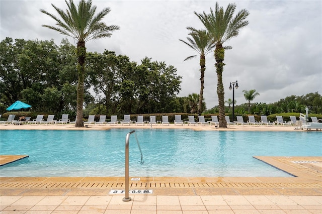 1335 Greenfield Loop, Kissimmee, FL 34747 - community pool with a patio