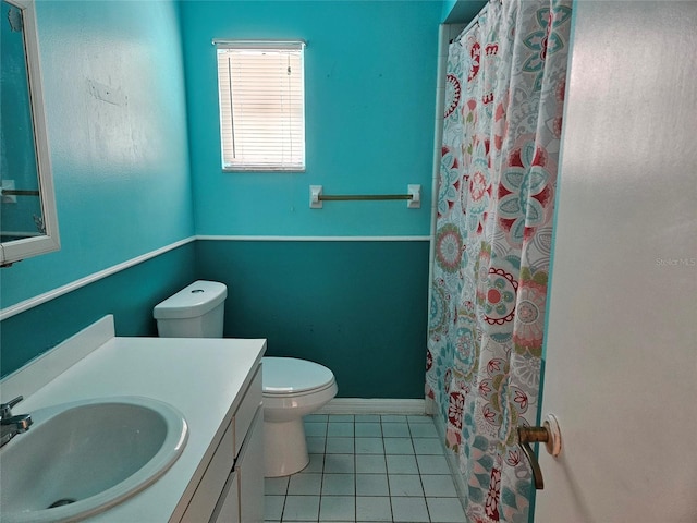 2805 Rodeo Dr, Kissimmee, FL 34746 - full bath featuring tile patterned flooring, vanity, toilet, baseboards, and a shower with shower curtain